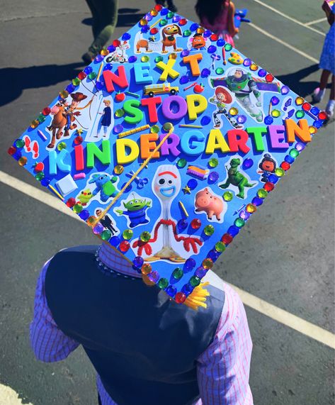 Toy Story 4 DIY graduation Cap Graduation Cap Ideas Disney, Pre K Graduation Cap Ideas, Preschool Graduation Cap, Kindergarden Graduation, Graduation Hat Designs, Teacher Graduation Cap, Graduation Cap Ideas, Disney Graduation, Backyard Graduation Party