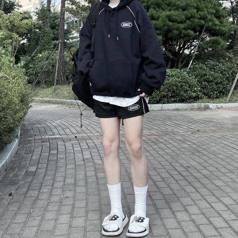 Sporty Fashion Aesthetic, Sporty Clothes Aesthetic, Aesthetic Outfits Sporty, Sporty Outfit Aesthetic, Korean Sporty Outfits, Sporty Aesthetic Outfit, Shorts And Hoodie Outfit, Sporty Tomboy, Tomboyish Outfits