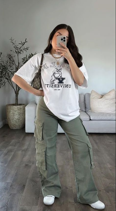 Style Green Cargo Pants, Cargo Pants Outfit Fall, Cargo Pants Outfit Summer, Cargo Outfits Women, Cargo Pants Outfit Street Style, Cargo Pants Women Outfit, Green Cargo Pants Outfit, Cargo Pants Outfit Women, Cargo Outfit