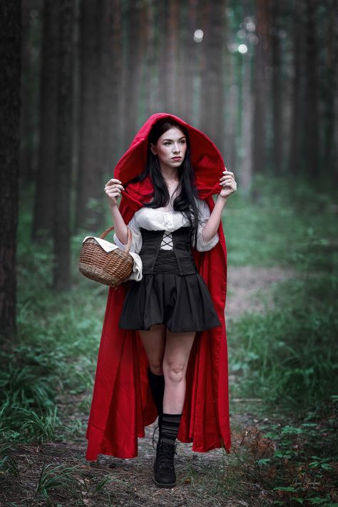 Red Riding Hood Costume Diy, Red Riding Hood Photography, Red Hood Costume, Little Red Riding Hood Halloween, Red Riding Hood Costume, Harley Quinn Costume, Unique Costumes, Halloween Costume Outfits, Halloween Photoshoot