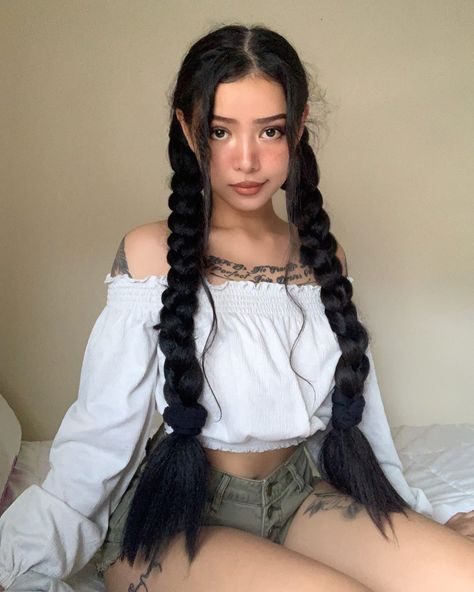 205.6k Likes, 284 Comments - Bella Poarch (@bella.poarch) on Instagram: “I kinda look like an elf in this photo lmao 🧝‍♀️😂” Bella Porch Body, Bella Porch, Bella Poarch, Haunting Adeline, Tik Tokers, Pretty Hair, Pretty People, Singers, Black Hair