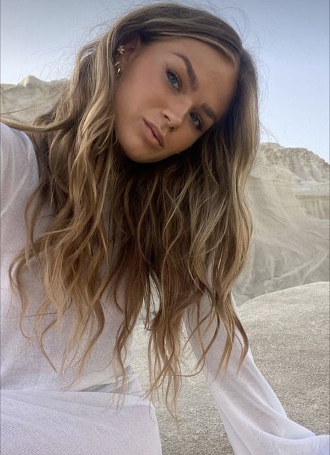 Beachy Brown Hair, Thanksgiving Hair, Beachy Hair, Warm Blonde, Highlights Brown Hair, Hair Color And Cut, Hair Inspo Color, Hair Journey, Hair Highlights