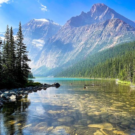 14 Marvelous Things to do in Jasper National Park, Canada this summer! Click through for everything yo need to know about Jasper including Maligne Lake, Spirit Island, Maligne Canyon, The Icefields Parkway, Pyramid Lake, Athabasca Falls, Sunwapta Falls, The Tonqiun Valley, hiking, biking, canoeing, the Jasper Park Lodge, and more! #jasper #alberta #jaspernationalpark #madetoexplore #travelalberta Jasper National Park Canada, Park Activities, Jasper Canada, Jasper Park, Jasper Alberta, Alberta Travel, Maligne Lake, Canada National Parks, Jasper National Park