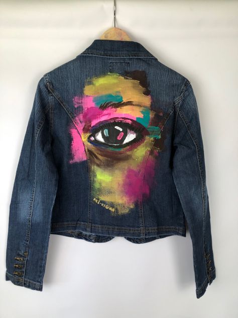 Diy Paint Clothes, Painting On Clothes Ideas Art, Hand Painted Denim Jacket Art Easy, Denim Art Painting, Art Clothes Painting, Hand Painted Clothing Diy, Jacket Painting Ideas, Clothes Painting Ideas, Hand Painted Denim Jacket Art