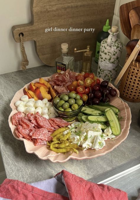 Party Appetizers Aesthetic, Hostess Meal Ideas, Meal Ideas For Big Groups, Summer Dinner Party Aesthetic Food, Birthday Party Snacks Aesthetic, Snacks For Date Night At Home, Summer Hosting Meals, Potluck Dinner Aesthetic, Dinner At The Lake