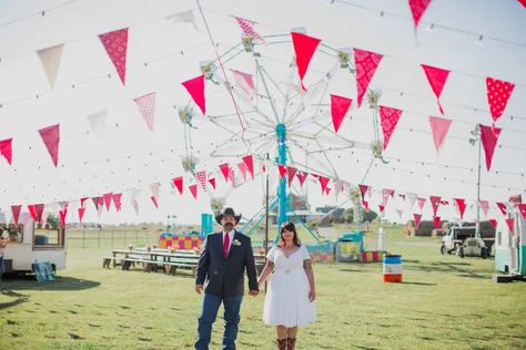 You'll Wish You Scored An Invite To This State Fair-Themed Wedding | HuffPost Life State Fair Party, State Fair Theme, Wedding Styles Themes, Fair Wedding, Fair Theme, Texas State Fair, Rockwall Texas, Hot Dog Bar, Barn Dance