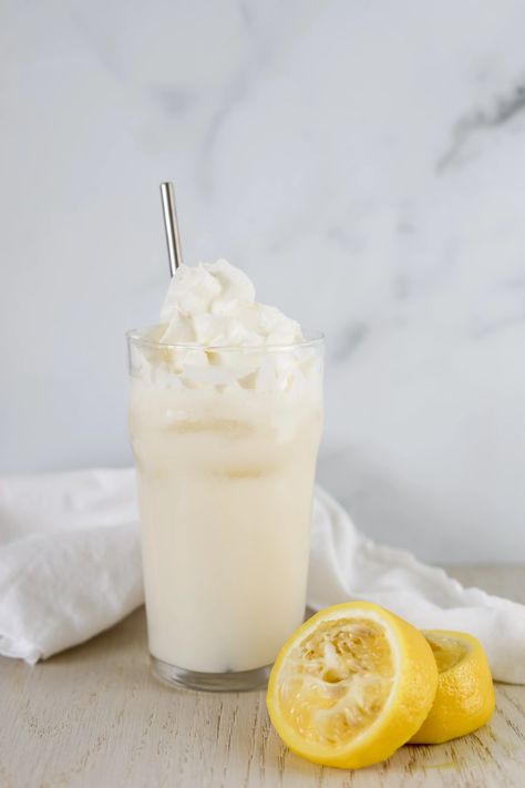 PFL (Protein Frozen Lemonade) is the new POJ! 😆 My new go-to this spring and summer. 🍋 Refreshingly DELICIOUS and protein-packed. 👊🏻 Grab the recipe below! PROTEIN FROZEN LEMONADE 200 calories / 2.5F / 25C / 20PMakes 1 serving8 oz Simply Beverages Light Lemonade1 Tbs. coffee creamer of choice1 lemon, juiced1 serving C Lemonade Smoothie, Simply Lemonade, Clean Simple Eats, Frosted Lemonade, Sugar Free Drinks, Frozen Lemon, Frozen Lemonade, Get Rid Of Warts, Macro Meals