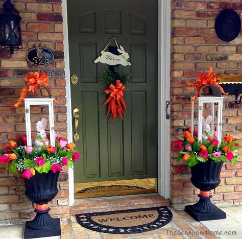 We are ready for spring!! These spring front porches are gorgeous and is a load of inspiration to refresh your porch. See more on http://ablissfulnest.com/ #frontporches #springfrontporch Easter Front Porch, Diy – Velikonoce, Easter Porch Decor, Easter Outdoor, Summer Porch Decor, Diy Front Porch, Easter Decorations Outdoor, Spring Bunny, Easter Signs