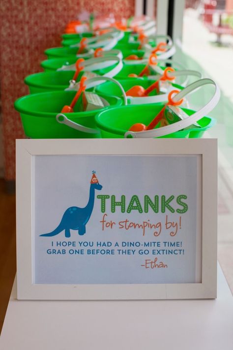 Dino-mite Dinosaur Themed Birthday ⋆ Nico and Lala Dinosaur Birthday Theme, Dinosaur Birthday Party Decorations, Dinosaur Themed Birthday Party, Dino Birthday Party, Dinosaur First Birthday, Third Birthday Party, Fiesta Tropical, Dinosaur Theme Party, Dino Birthday