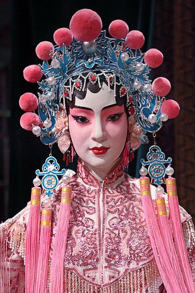 Chinese theater and opera - ancient traditions of theatrical art Farewell My Concubine Leslie Cheung, Farewell My Concubine, Leslie Cheung, Chinese Theater, Beijing Opera, Chinese Dance, Chinese Makeup, Chinese Traditional Costume, Chinese Opera