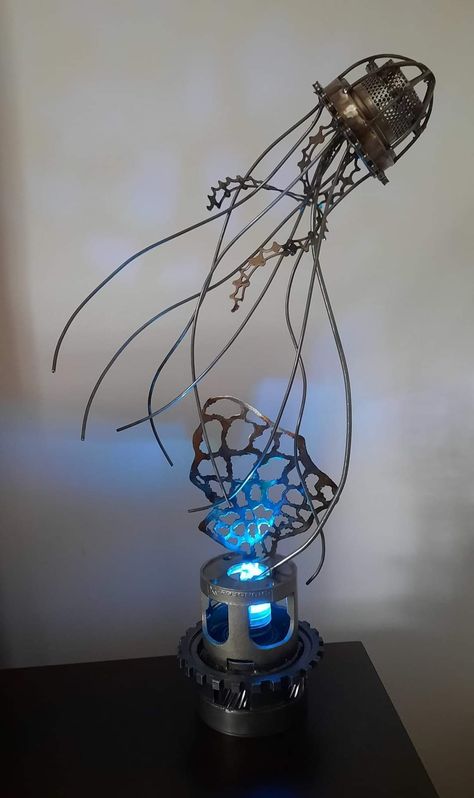 Welded up a jellyfish and coral sculpture out of scrap. Added a little puck light to add ambience. Hope you enjoy! -ChStulhu Beavers Jelly Fish Sculpture, Kora Aesthetic, Steampunk Jellyfish, Metal Jellyfish, Jellyfish Sculpture, Metal Seahorse, Recycle Things, Steampunk Animals, Coral Sculpture