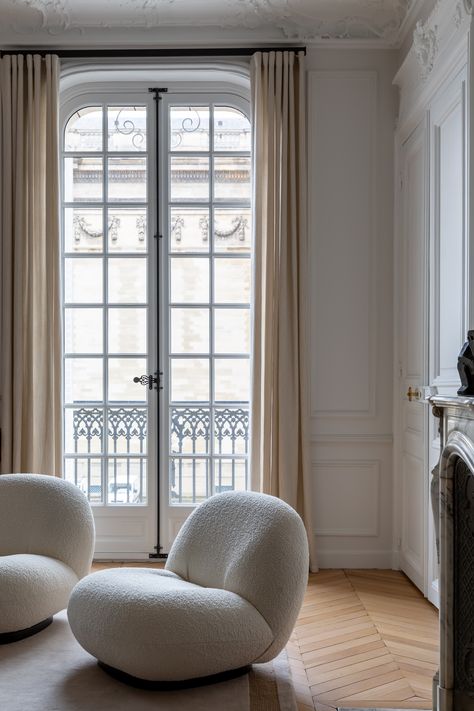 Le style haussmannien en majesté. Dans ce grand salon blanc, l'impression de douceur est accentuée par le parquet à chevrons en chêne blond, la rondeur des fauteuils en bouclette et les rideaux en lainage couleur craie laissant s'exprimer les éléments classiques, moulures, fenêtres, cheminée. #gubi #courbes #fauteuil #mobilierdesign Modern Parisian Interior Design, Modern Parisian Interior, Minimal Bed, Parisian Interior Design, Dream Flat, Modern Parisian, Parisian Interior, Pierre Paulin, Home Stairs Design