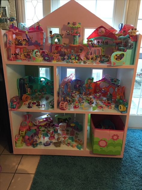 Littlest Pet Shops 2000s, Lps Set Up, Lps Display Ideas, Lps Doll House, Littlest Pet Shop House, Littlest Pet Shop Display, Lps Collection Display, Littlest Pet Shop Collection, Littlest Pet Shop Customs