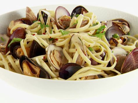 Spicy Linguine with Clams and Mussels recipe from Giada De Laurentiis via Food Network Linguine Sauce, Clam Linguine, Clams And Mussels, Linguine With Clams, Linguine And Clams, Linguini Pasta, Giada De Laurentiis Recipes, White Clam Sauce, Giada Recipes