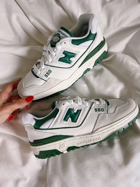 Pretty Shoes Sneakers, Nike Shoes Outfits, Popular Shoes, Shoe Inspo, Aesthetic Shoes, Trending Sneakers, Swag Shoes, New Sneakers, Green Shoes