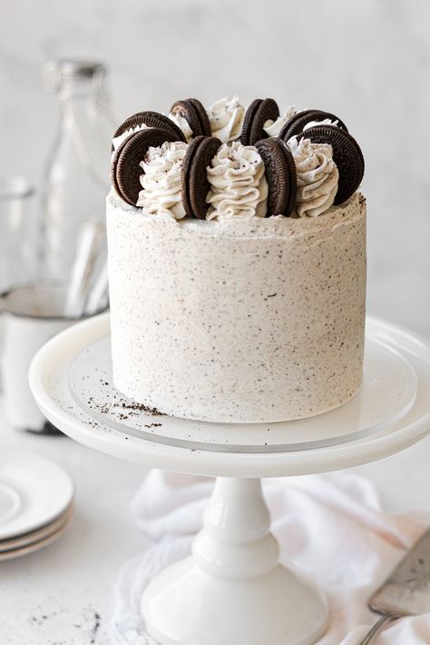 This cookies and cream cake is so soft, moist and buttery, with beautiful specks of crushed Oreos throughout the cake and cookie buttercream. Cake Recipes Chocolate, Tårta Design, Oreo Birthday Cake, Cake Recipe Easy, Bolo Red Velvet, Cake Mix Desserts, Cookies And Cream Cake, Cake Mixes, Simple Cake Designs