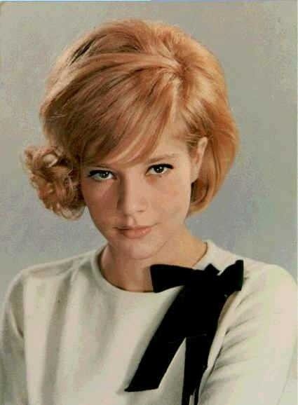 Sylvie Vartan. That bow is perfection. 1960s Hair, Rock And Roll Girl, 60s Hair, Sylvie Vartan, Haircut Styles, Vintage Glam, Retro Hairstyles, Big Hair, Vintage Hairstyles