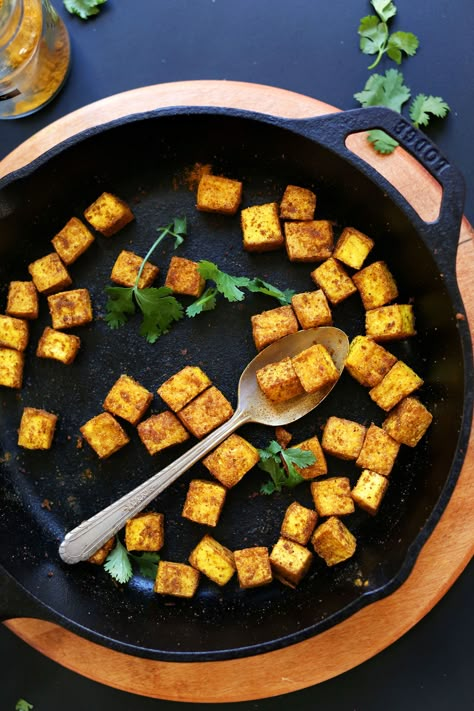 How to make Crispy Tofu in 25 MINUTES! #vegan #tofu #easy #minimalistbaker Cook Tofu, Green Curry Sauce, Gallbladder Diet, Cooking Tofu, Bbq Dishes, Meatless Meal, Minimalist Baker, Cheap Recipes, Silken Tofu