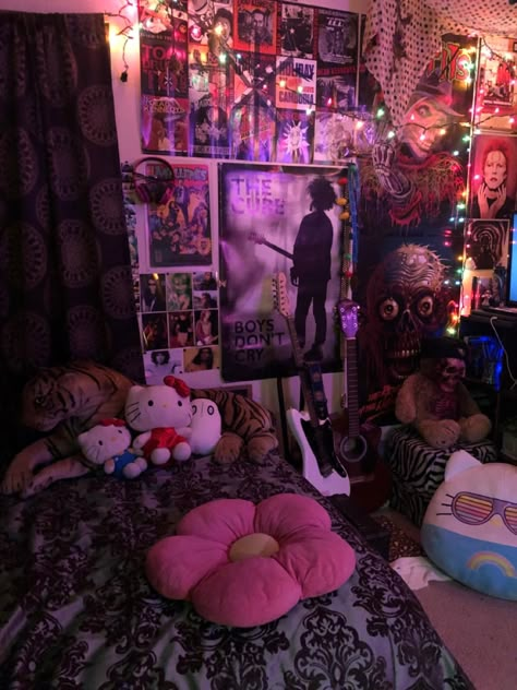 Goth Bedrooms Ideas, Grunge Y2k Room Ideas, 2000s Bedroom Aesthetic Grunge, Room Inspo Lights, Emo Room 2000s, Alt Bedroom Decor, Dark Fairycore Bedroom, Grunge Y2k Room, Goth Grunge Room