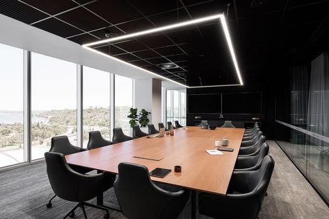 Meeting Room Design Office, Office Design Trends, Ceo Office, Meeting Room Design, Rustic Home Offices, Building Aesthetic, Modern Office Interiors, Office Meeting Room, Salou