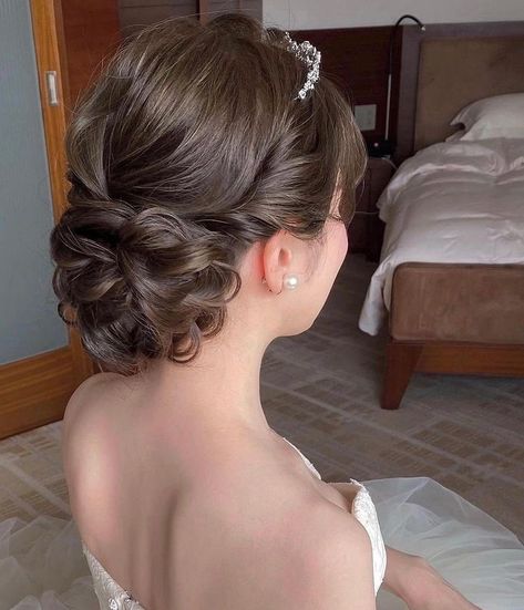 Ball Gown Hairstyles Updo, Quince Updos, Bridal Hairstyles With Tiara, Wedding Hair Up, Deb Dresses, Glamorous Hair, Peinados Recogidos, Tiara Hairstyles, Bow Hairstyle