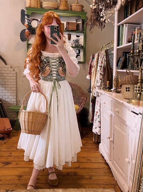 Fair Ootd, Ren Fest Costumes Women, Whimsical Outfit Ideas, Hobbit Inspired Outfits, Casual Ren Faire Outfit, Renfaire Inspiration, Hijiri Byakuren, Fairytale Outfits, Kurta Pattern