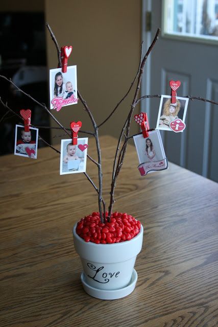 Guest Project -- Make a Valentine Tree of Love!! Selamat Hari Valentine, Saint Valentin Diy, Valentines Bricolage, Diy Valentine's Day Decorations, Valentine Craft, Valentinstag Party, Valentine Tree, Diy Flores, Fleurs Diy