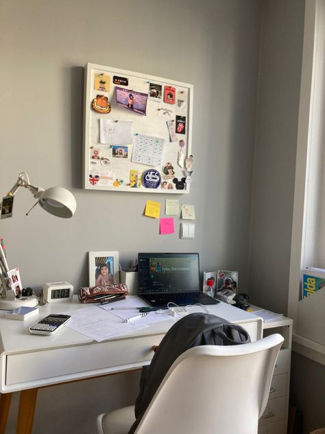 Rory Gilmore Desk, Rory Gilmore Room, Gilmore Aesthetic, Coffee Study, Girl Desk, Study Corner, Rory Gilmore, Desk Set, Who Cares