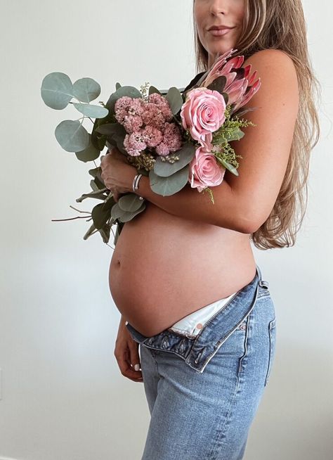 Pregnant Flowers Photoshoot, Pregnant Belly Flowers, Maternity Pictures With Flower Bouquet, Flower Bump Picture, Half Bloomed Pregnancy Photos, Maternity Photo Shoot Ideas With Flowers, Maternity Session With Flowers, Bouquet Maternity Shoot, Maternity Pics With Flowers