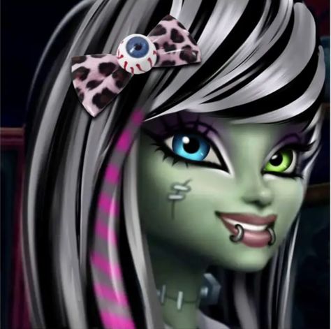 Emo Monster High, Halloween Autumn Aesthetic, Emo Characters, Dolls Monster High, Scene Pfp, New Monster High, Scene Icons, New Monster High Dolls, 2000s Scene