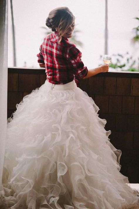 Plaid for days:In Texas we're all about comfort, and nothing says comfort quite like your favortie plaid flannel. Photo: Pinterest Photo: Pinterest Bride Flannel, Autumn Bride, Plaid Shirts, Country Wedding Dresses, Bride Gowns, Rustic Country Wedding, Western Wedding, Cool Ideas, Tartan Plaid