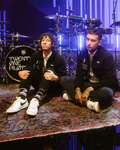 "tonight is the moment we have been looking forward to sharing with you. tune in and watch our mtv unplugged in partnership with @rockstarenergy on the @mtv youtube channel. https://youtu.be/nMoCYxyRUEU #ad" Twenty One Pilots Aesthetic, Mtv Unplugged, Tyler And Josh, 21 Pilots, Tyler Joseph, One Pilots, Staying Alive, Twenty One Pilots, Twenty One