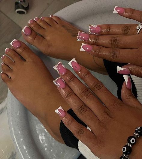 Freestyle French Tip Nails Short, Cute Acrylic Nail Designs Birthday, Pretty Duck Nails, Cute Nails Acrylic Black Women, French Tip Duck Nails Acrylic, Bad And Boujee Nails Medium, Acrylic Nail Designs Black Women, Name On Nails Boyfriends, Nails For 13th Birthday