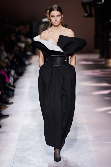 GIVENCHY: Couture Glamour February 24, 2020 | ZsaZsa Bellagio - Like No Other Givenchy 2020, Haute Couture Style, Givenchy Couture, Haute Couture Paris, Runway Fashion Couture, Collection Couture, Spring Couture, Couture Mode, Couture Week