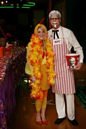 60  Cool Couple Costume Ideas Kfc Man, Partner Costumes, Halloween Costume Couple, Best Couples Costumes, Chicken Costumes, Food Costumes, Diy Kostüm, Black Halloween Dress, Unique Halloween Costumes