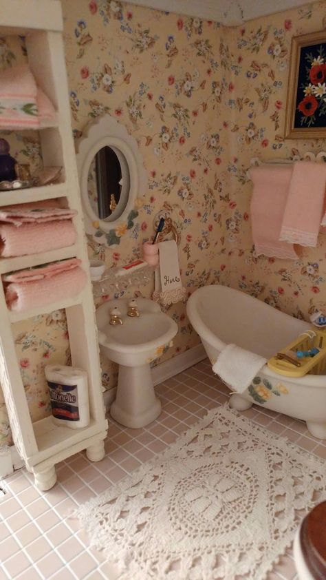 Calico Critters House Ideas, Calico Critter House, Doll House Bathroom, Pink Dollhouse, Dollhouse Bathroom, Doll Furniture Diy, Diy Doll Miniatures, Doll House Plans, Mini Doll House