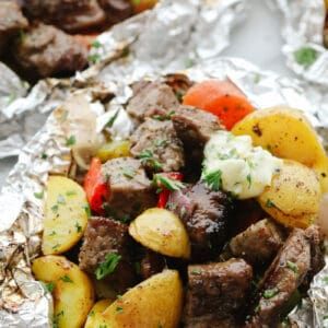 Butter Garlic Herb Steak Foil Packets - The Recipe Critic Veggie Foil Packets, Vegetable Foil Packets, Steak Foil Packets, Foil Packet Potatoes, Foil Meals, Steak And Potatoes, Foil Pack Dinners, Garlic Steak, Steak Potatoes