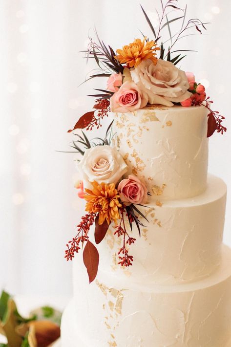 Wedding Cake Sunset, Autumn Themed Wedding Cakes, Burnt Orange Wedding Cakes, Wedding Cake Burnt Orange, Pastel Orange Wedding, Sunset Wedding Cake, Boho Fall Wedding Cake, Apricot Wedding, Orange Wedding Cake