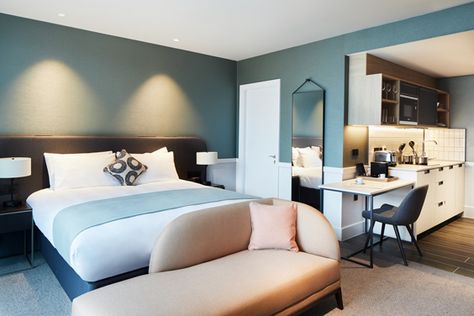 HOTEL REVIEW: The Staybridge Suites are in the Lume, which is in the Crown Plaza, which is in Manchester. And the restaurant is The Laureate, which is in them all.  It'll all become clear.  Here's @RogerCrow's review: https://www.on-magazine.co.uk/travel/hotel-reviews/the-lume-manchester/  @CrownePManc @StaybridgeManc #hotels Staybridge Suites, Huge Bed, Manchester Hotels, Interior Design Videos, Florida Hotels, Hotel Branding, Studio Room, Comfy Sofa, Top Travel Destinations