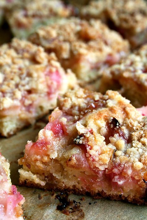 Rhubarb Buckle, Baked Fruit Desserts, Rhubarb Desserts, Oat Crumble, Crumble Bars, Baked Fruit, Rhubarb Recipes, Strawberry Rhubarb, Eat Dessert