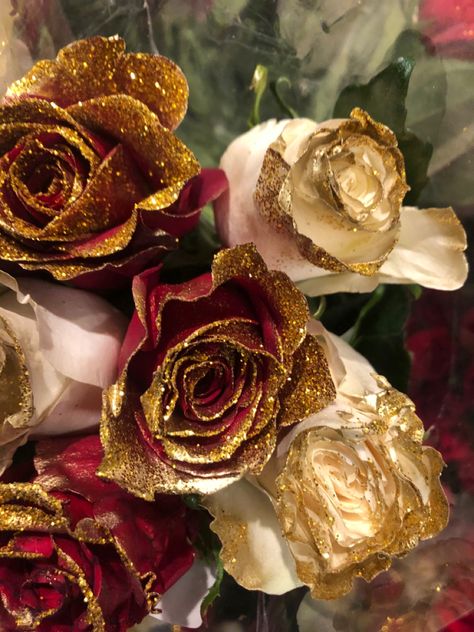 Roses And Gold Aesthetic, Golden Rose Aesthetic, Gold Red Aesthetic, Moodboard Pics, Golden Bday, Red Flower Bouquet, Golden Roses, Descendants 4, Chic Christmas Decor