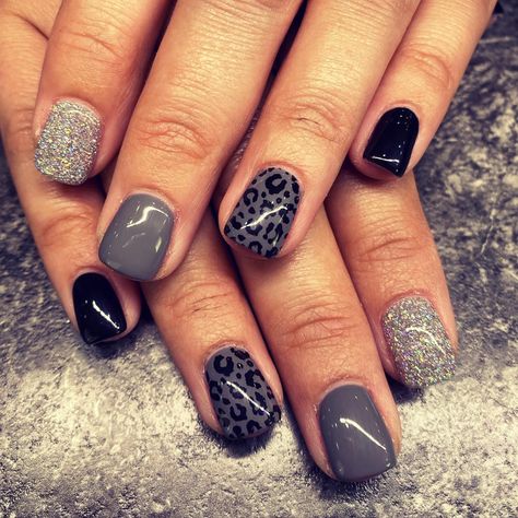 Grey And Black Cheetah Nails, Painted Short Nails Ideas, Pewter Nails Design, Simple Glitter Nails Short, Gray Dipped Nails Ideas, Grey Gel Manicure, Cheetah Dip Nails, Gray Cheetah Nails, New Year Dip Nails