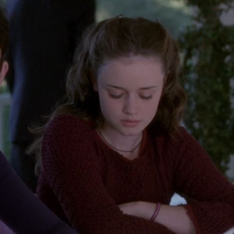 Rory Gilmore Season 1, Rory Gilmore Hair, Chilton Rory, Gilmore Style, Rory Gilmore Style, Gilmore Girls Fashion, Gilmore Girls Outfits, Vampire Witch, Little Necklace