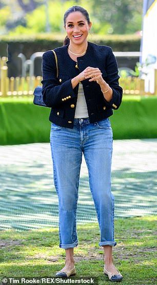 Estilo Meghan Markle, Meghan Markle Outfits, Kimberly Williams, Black Tweed Jacket, Open Collar Shirt, Meghan Markle Style, Husband Shirts, Mother Jeans, Boyfriend Style