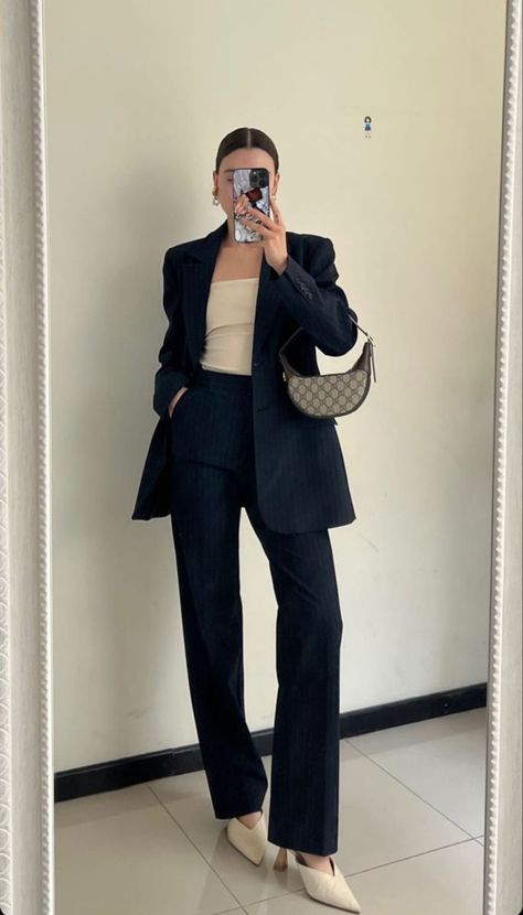 15 Must-Have Fall Travel Outfits: Your Ultimate Guide to an Autumn Getaway Business Formal Outfit, Corporate Attire Women, Corporate Baddie, Classy Business Outfits, Blazer Outfits For Women, Business Attire Women, Corporate Attire, Professional Outfits Women, Business Outfits Women