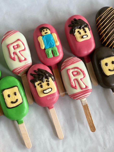 #roblox #cakesicles #cakepopsicle Roblox Birthday Cupcakes, Roblox Cakesicles, Roblox Cake Pops, Mini Golf Birthday Party, Roblox Cakes, Square Birthday Cake, Roblox Birthday Cake, Robot Cake, Popsicles Cake