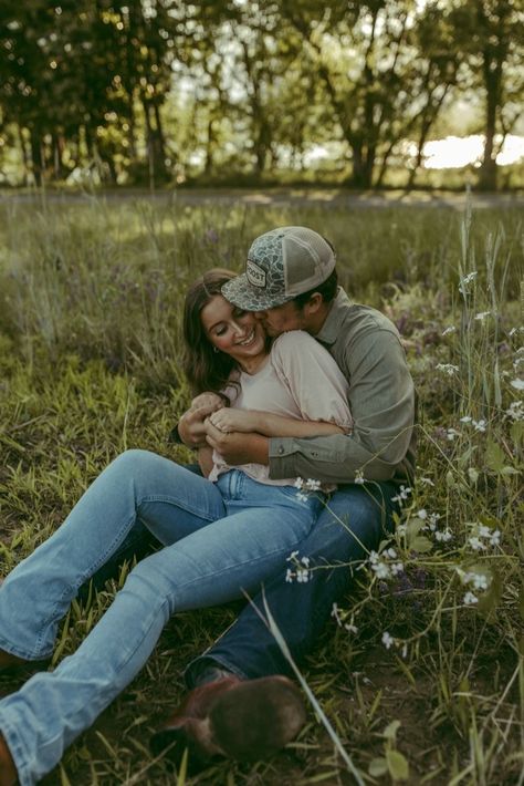 Couple Fall Poses Photography, Fall Farm Couple Photoshoot, Couple Pose Pictures, Poses For Couples Short Guy, Desert Couple Photoshoot Arizona, Couples Field Pictures, Couple In Field Photography, Fall Couple Photos Ideas, Couple Session Poses