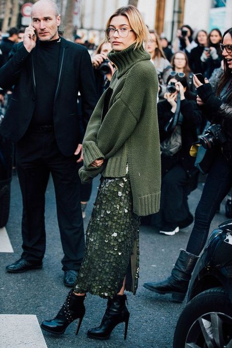 Monochromatic Winter Looks - Green Monochrome Outfit // Notjessfashion Rok Outfit, Look Winter, London Fashion Weeks, Monochrome Outfit, Paris Mode, Looks Street Style, Street Style Trends, Hailey Baldwin, Mode Inspo