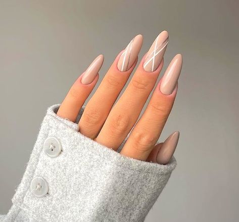 Nude abstract minimalist nails. Beige Nails Ideas, Chic Minimalist Nails, Nails Beige, Brown Nail Designs, Line Nail Designs, Winter Nail Design, Sophisticated Nails, Brown Nails Design, Brown Nail