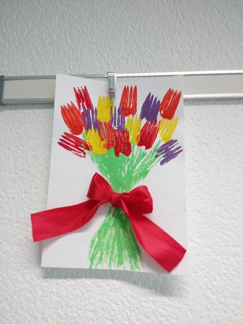 PATTY- diy- Tulip bouquet made with a fork CDI april 2019 Paper Plate Tulip Craft, Tulip Craft, Friendship Activities Preschool, Flower Activities For Kids, 1st Birthday Wishes, Friendship Activities, K Crafts, Busy Toddler, Creative Journal